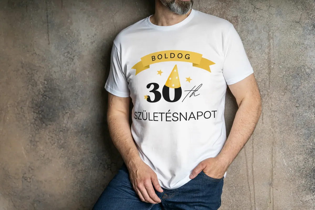 „Boldog 30. születésnapot” póló részletfotó – egyedi, személyre szabott ajándék