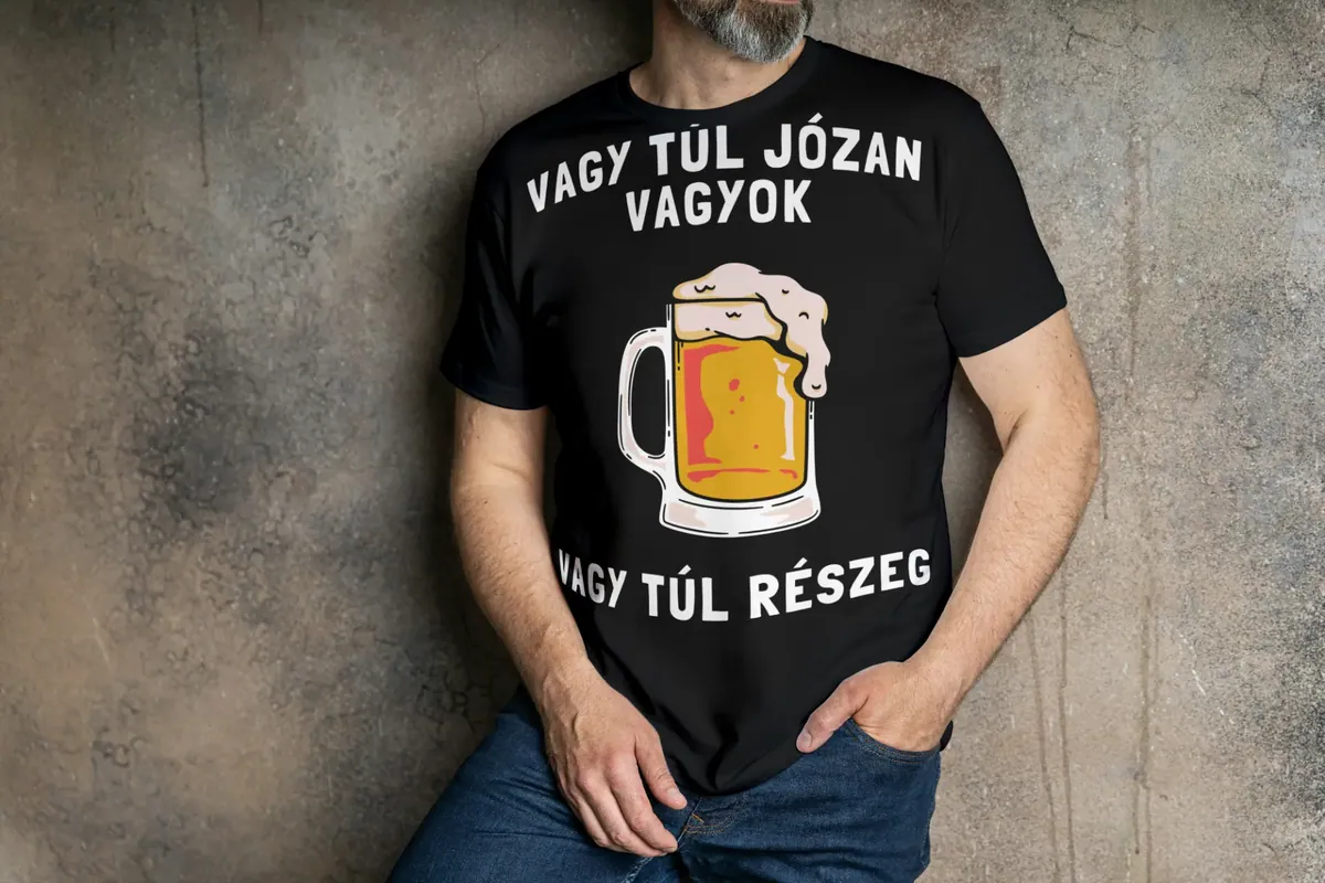 „Vagy túl józan vagyok, vagy túl részeg” póló részletfotó – egyedi, személyre szabott ajándék