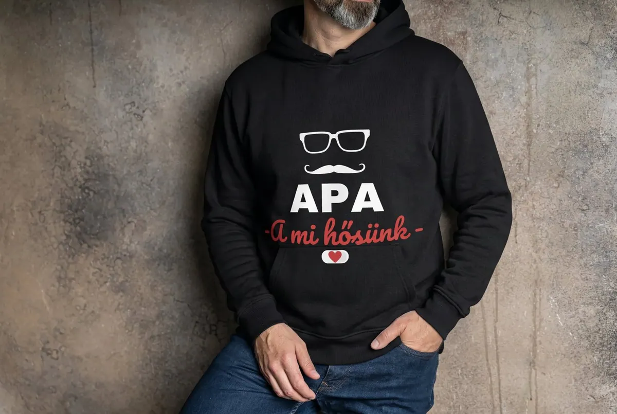 „Apa – a mi hősünk” kapucnis pulóver részletfotó – egyedi, személyre szabott ajándék