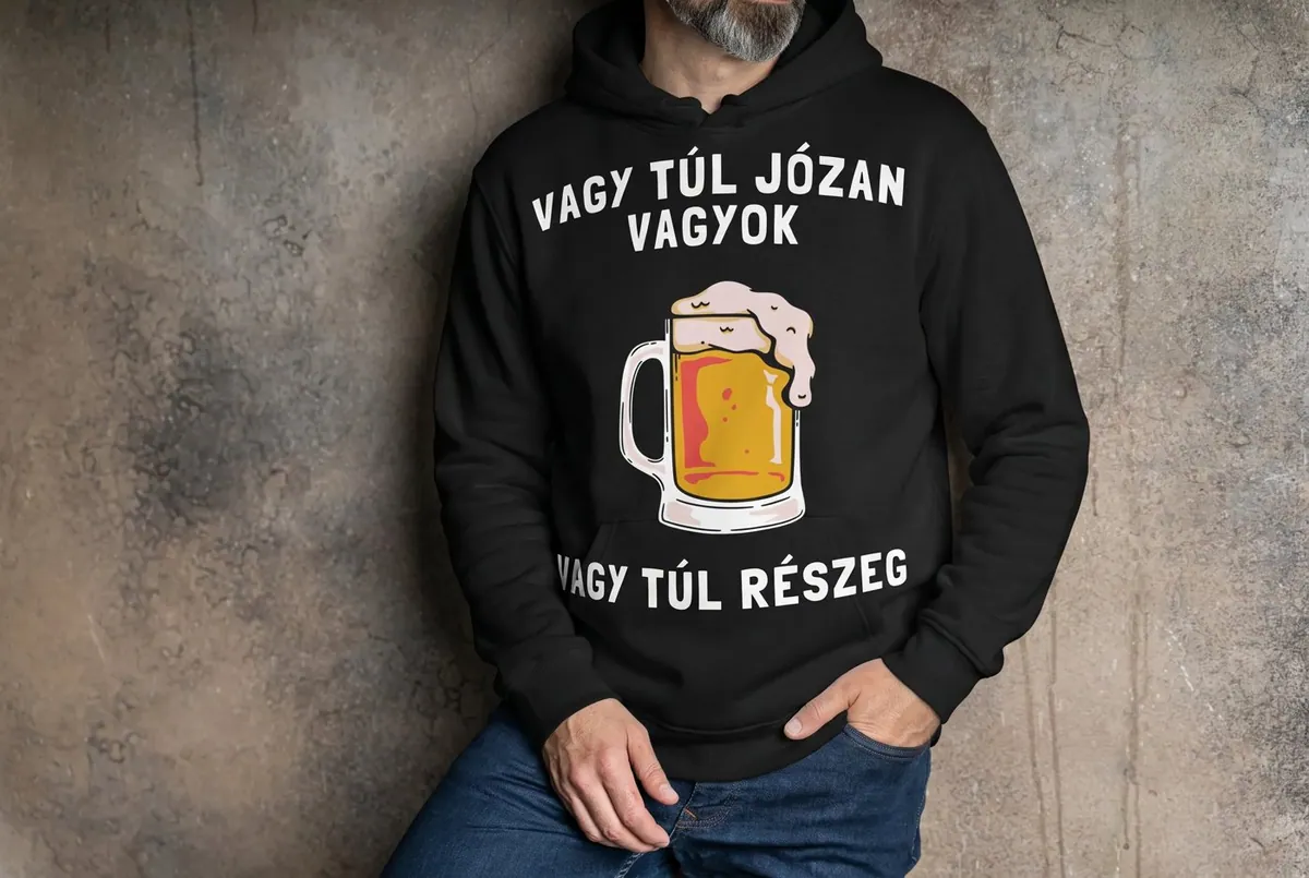 „Vagy túl józan vagyok, vagy túl részeg” kapucnis pulóver részletfotó – egyedi, személyre szabott ajándék