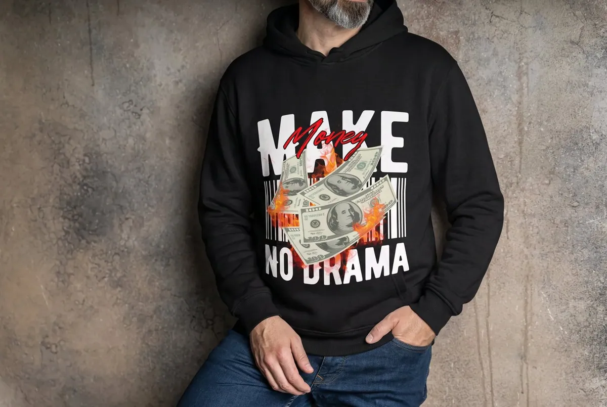 „Make Money No Drama” kapucnis pulóver részletfotó – egyedi, személyre szabott ajándék