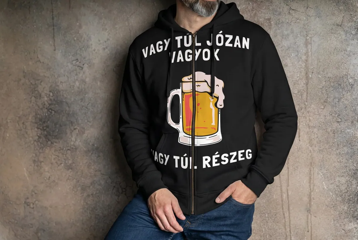 „Vagy túl józan vagyok, vagy túl részeg” cipzáros pulóver részletfotó – egyedi, személyre szabott ajándék